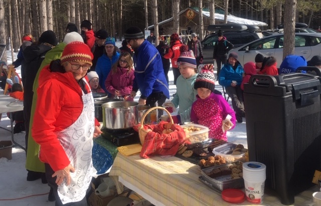 Crowd enjoying the Soup for Julian cross-country skiing fundraiser